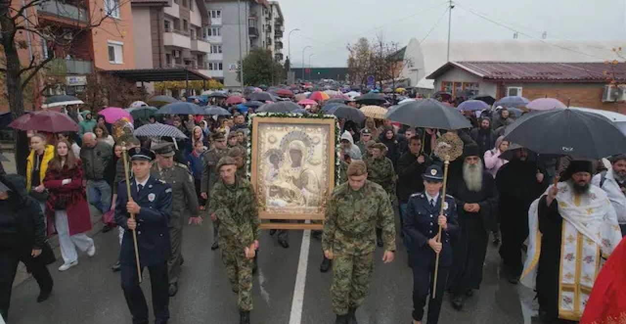 IKONA PRESVETE BOGORODICE TROJERUČICE SADA KRASI HRAM SVETA TRI JERARHA Kolona vernika je celivala, a evo kada možete i vi (FOTO)