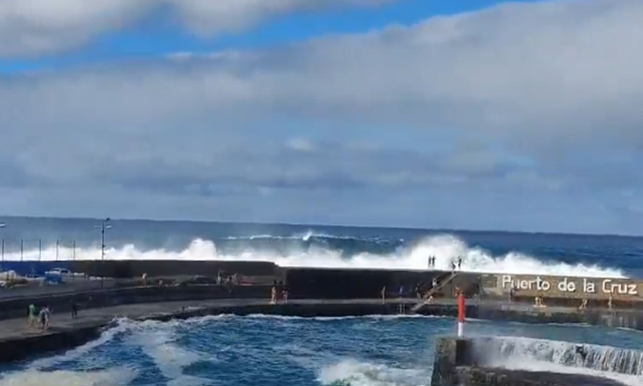 DŽINOVSKI TALASI UDARALI O OBALU, POGINULO TROJE LJUDI Pogledajte stravične snimke sa Tenerifa (VIDEO)
