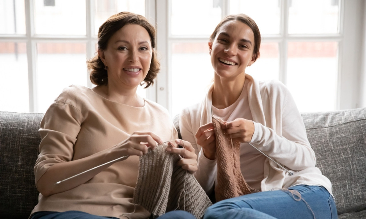 OSTAVITE TELEFON I UZMITE IGLE Pletenje se vraća u modu – evo kako da naučite da napravite svoj prvi šal ili čarape
