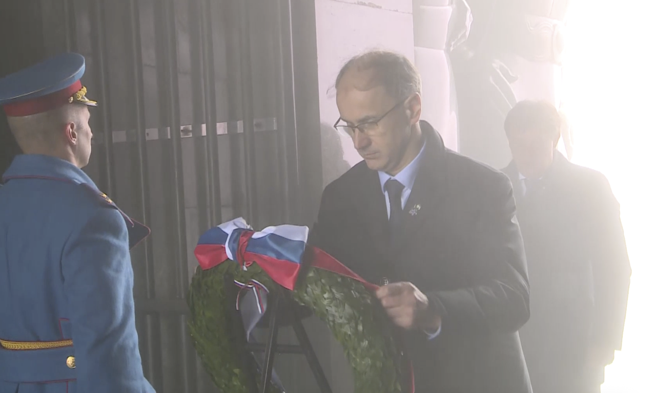 POLOŽEN VENAC NA SPOMENIK NEZNANOM JUNAKU Đuro Macut odao počast povodom Dana primirja (VIDEO)