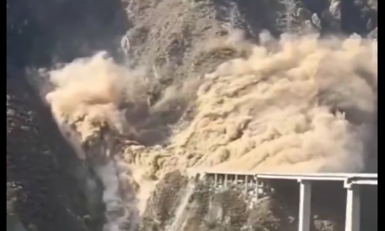 STRAVIČNI PRIZORI IZ KINE Urušio se deo mosta, 748 metara konstrukcije završilo u pepelu (VIDEO)