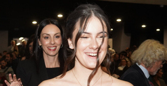 SLOBODA MIĆALOVIĆ BLISTA SA ĆERKOM VEROM: Na premijeri filma „Hajduk u Beogradu” svi su gledali u njih dve! (FOTO)