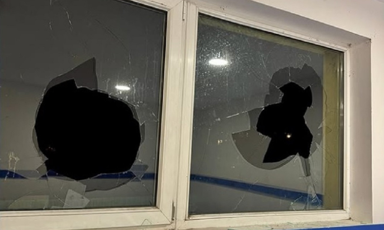 DEMOLIRANE PROSTORIJE FK ZEMUN Upala grupa od 30 huligana i napravila haos, hitno saopštenje kluba (FOTO)