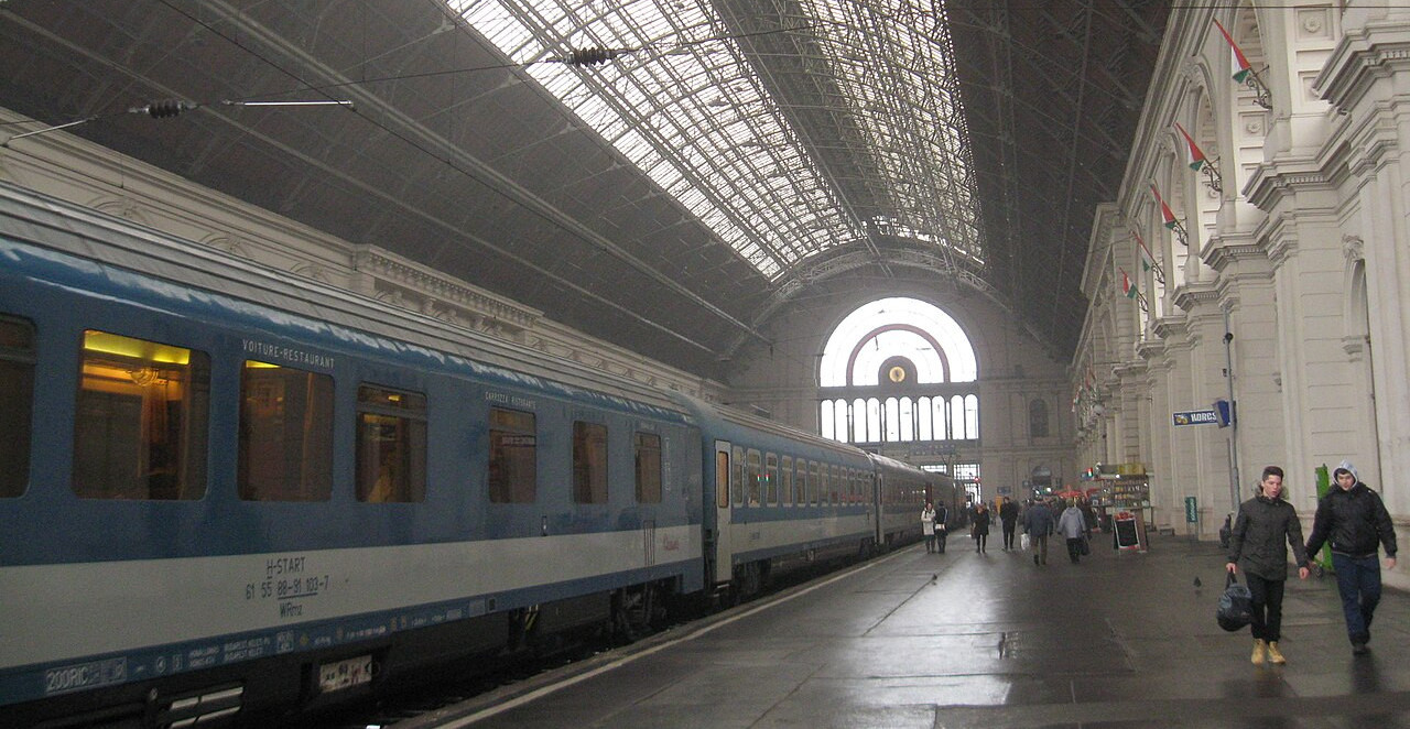 DEVOJČICA SE BACILA POD VOZ! U oproštajnom pismu otkriven banalan razlog! Stravična tragedija kod Budimpešte