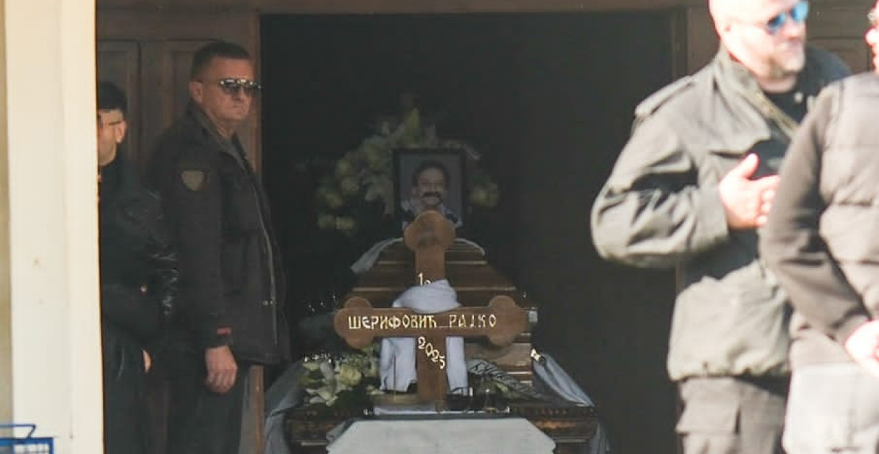 SAHRANA OCA MARIJE ŠERIFOVIĆ POD VELOM TUGE Prijatelji i poznati u crnini ispraćaju Rajka na večni počinak (FOTO)