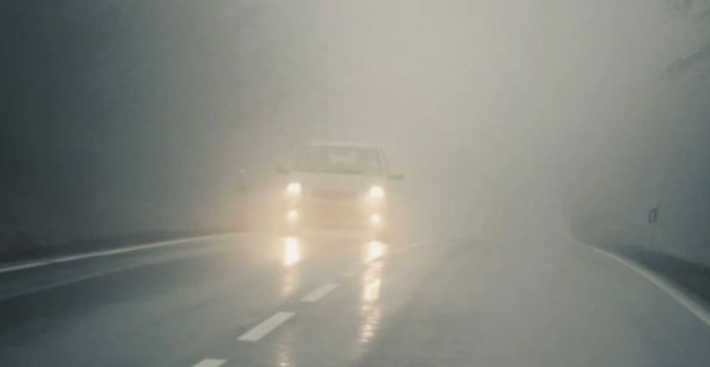 JOŠ JEDNA SAOBRAĆAJKA ZBOG MAGLE Automobil sleteo sa puta u Šapcu, proklizao i završio u kanalu (FOTO)