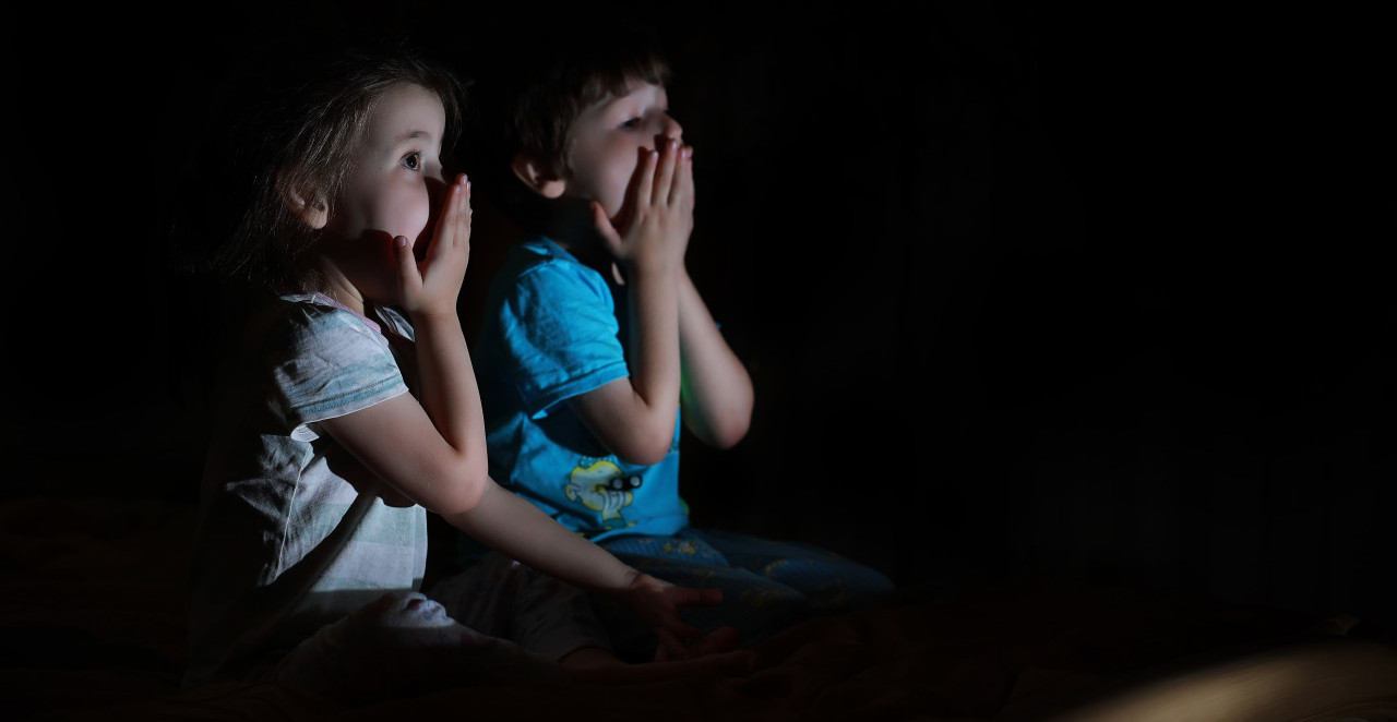 NEZAPAMĆEN SKANDAL Film za odrasle prikazan pred decom, tehnička greška izazvala haos, roditelji besni, deca vrištala!