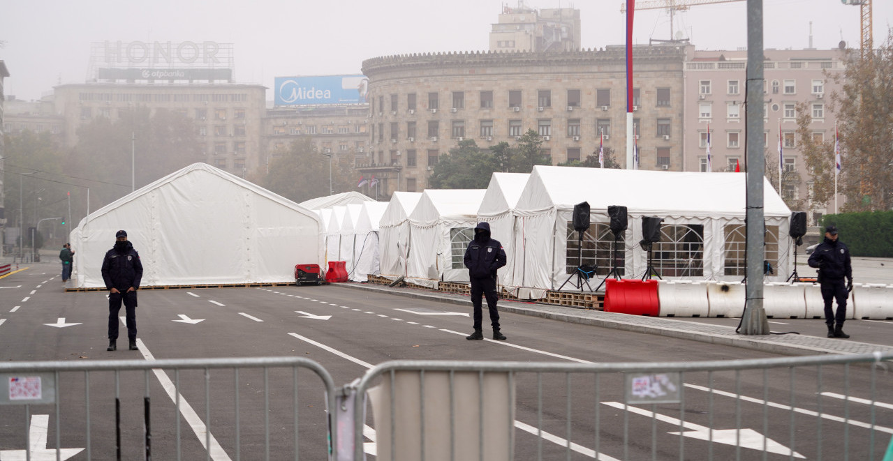 IZBODEN MUŠKARAC U ĆACILENDU! Krvavi napad ispred Skupštine Srbije