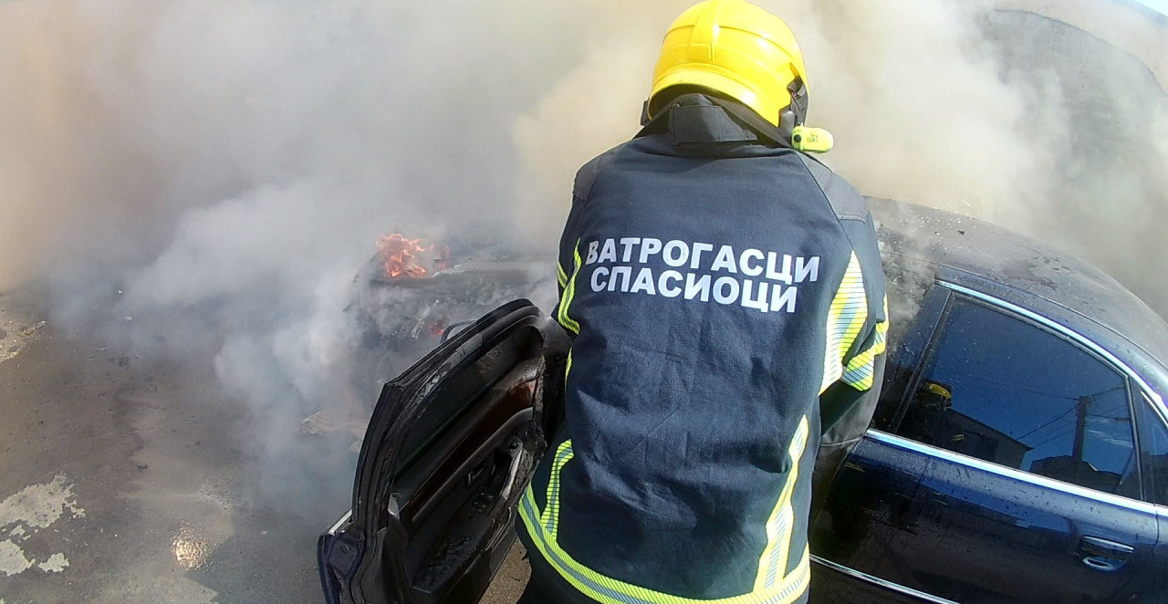 POŽAR U JAGODINI: Gori automobil, vatrogasci pristigli na teren (VIDEO)