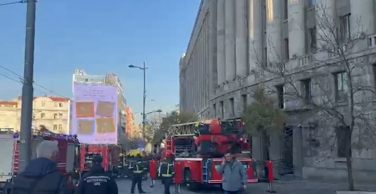 GORI KROV GLAVNE POŠTE U BEOGRADU Pogledajte kako se vatrogasaci bore sa vatrom (VIDEO)
