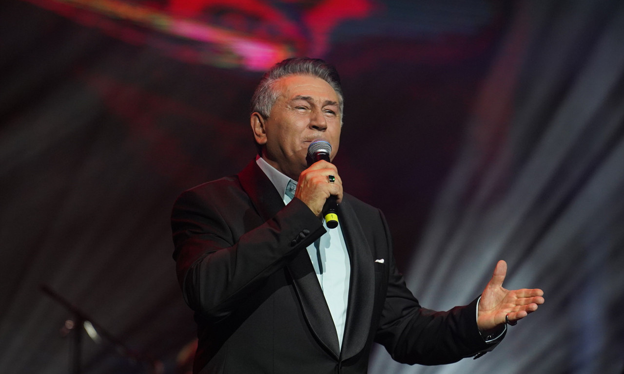 HALID MUSLIMOVIĆ POSVETIO PESMU BEŠLIĆU Savladale ga emocije, zaplakao na koncertu u "Sava centru" (VIDEO)