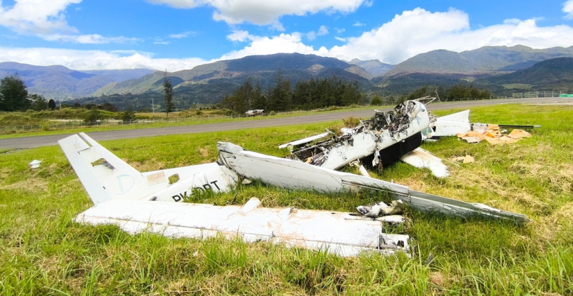 CRNE SLUTNJE SE OBISTINILE: Srušio se avion u Indoneziji! Prvi snimak olupine aviona, traga se za 11 osoba (FOTO/VIDEO)