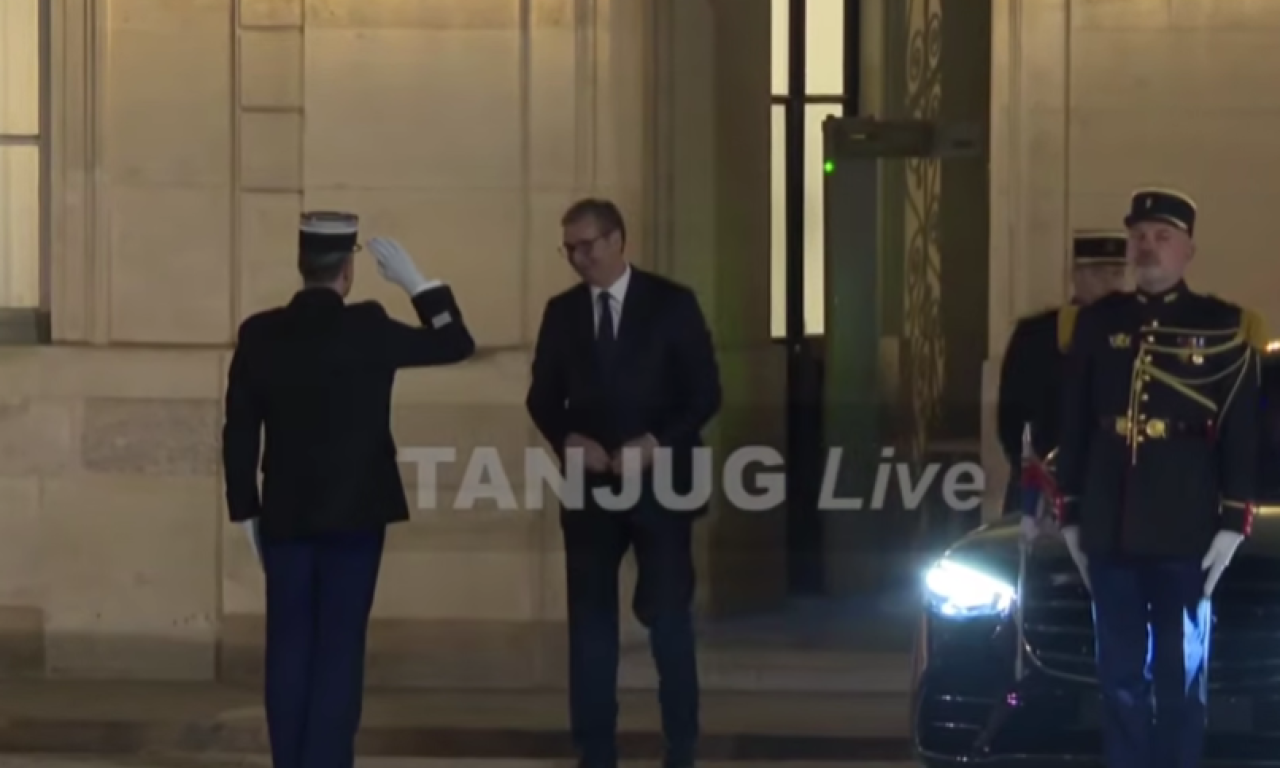 VUČIĆ SVEČANO DOČEKAN ISPRED JELISEJSKE PALATE Sledi radna večera sa Emanuelom Makronom (VIDEO)