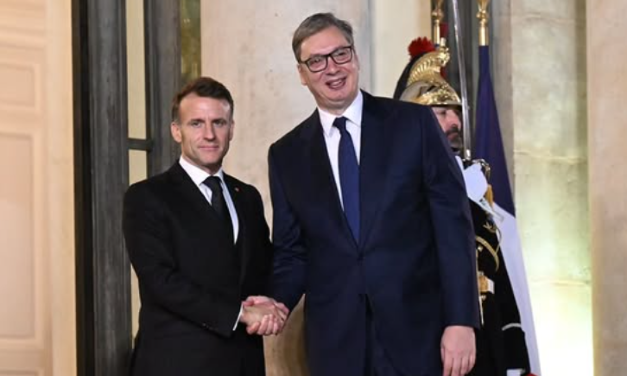 VUČIĆ SVEČANO DOČEKAN ISPRED JELISEJSKE PALATE Sledi radna večera sa Emanuelom Makronom (VIDEO)