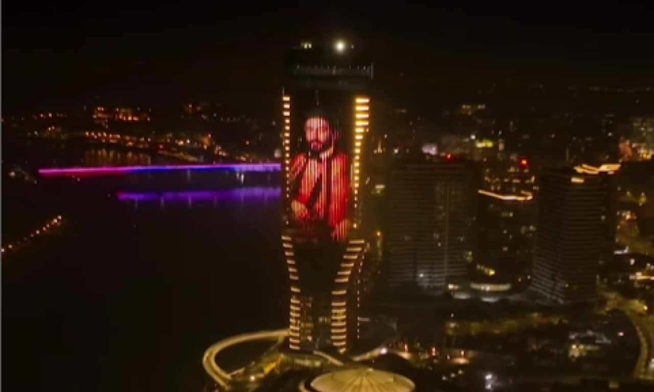 KULA BEOGRAD ZASIJALA U NJEGOŠEVU ČAST Njegovi stihovi oslikani na simbolu prestonice (VIDEO)