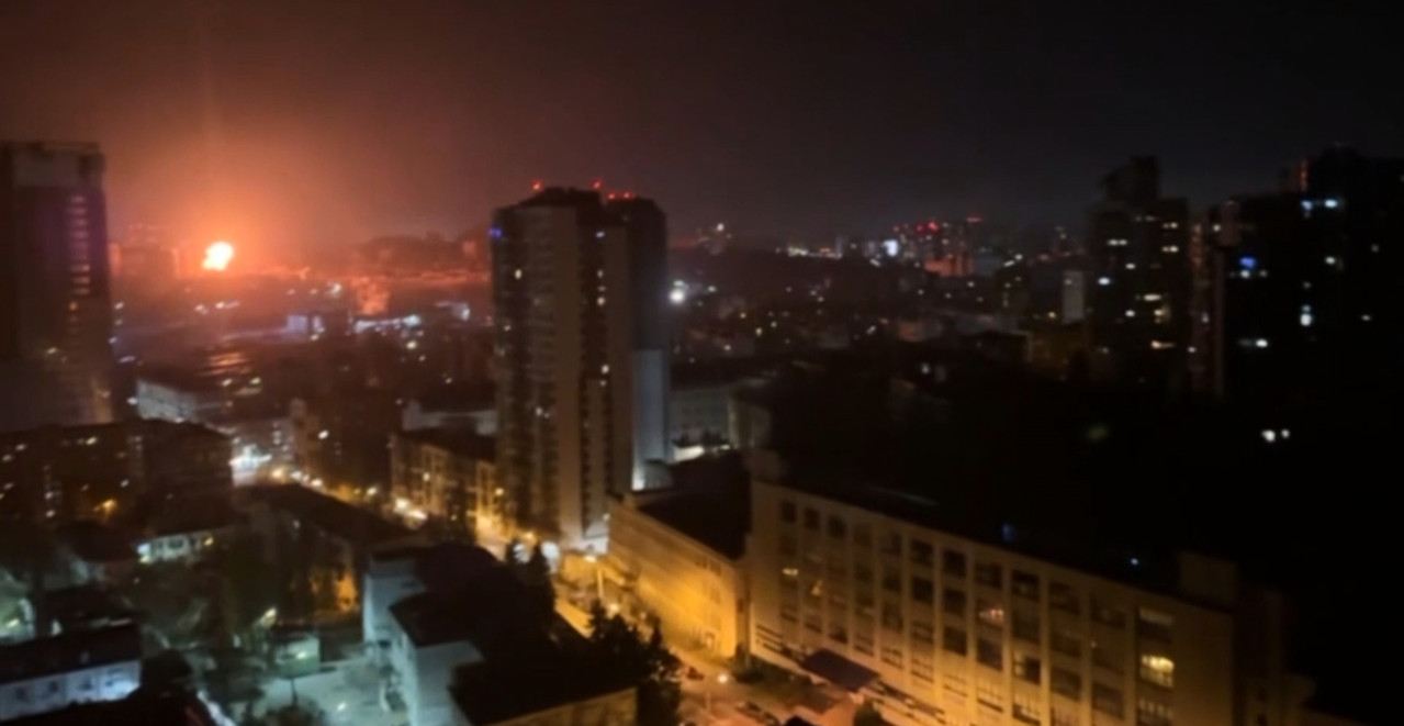 EKSPLOZIJE ODJEKIVALE KIJEVOM TOKOM PUTINOVOG ROĐENDANA! Rusi izveli masovni raketni i dronski napad
