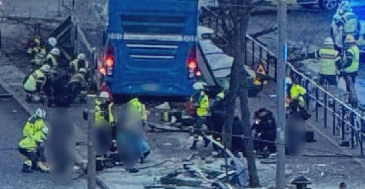 MRTVI LEŽE NA ULICI! Prvi snimci tragedije u Stokholmu: Autobus udario u stajalište i ubio ljude (VIDEO)