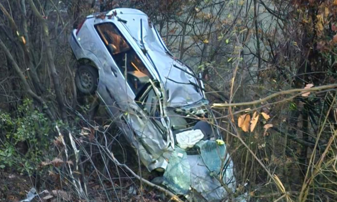 SLETELI U PROVALIJU DUBOKU 50 METARA Automobil uništen, ima povređenih, evo šta kažu očevici (FOTO)