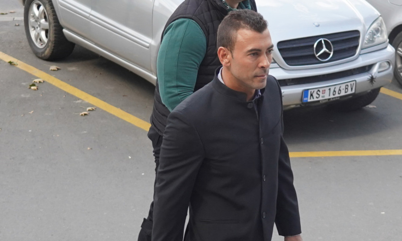 UROŠ ĆERTIĆ ISTERAN IZ ZGRADE NA DORĆOLU Pre nego što je uhapšen kaskader napravio haos, policija ga jedva obuzdala