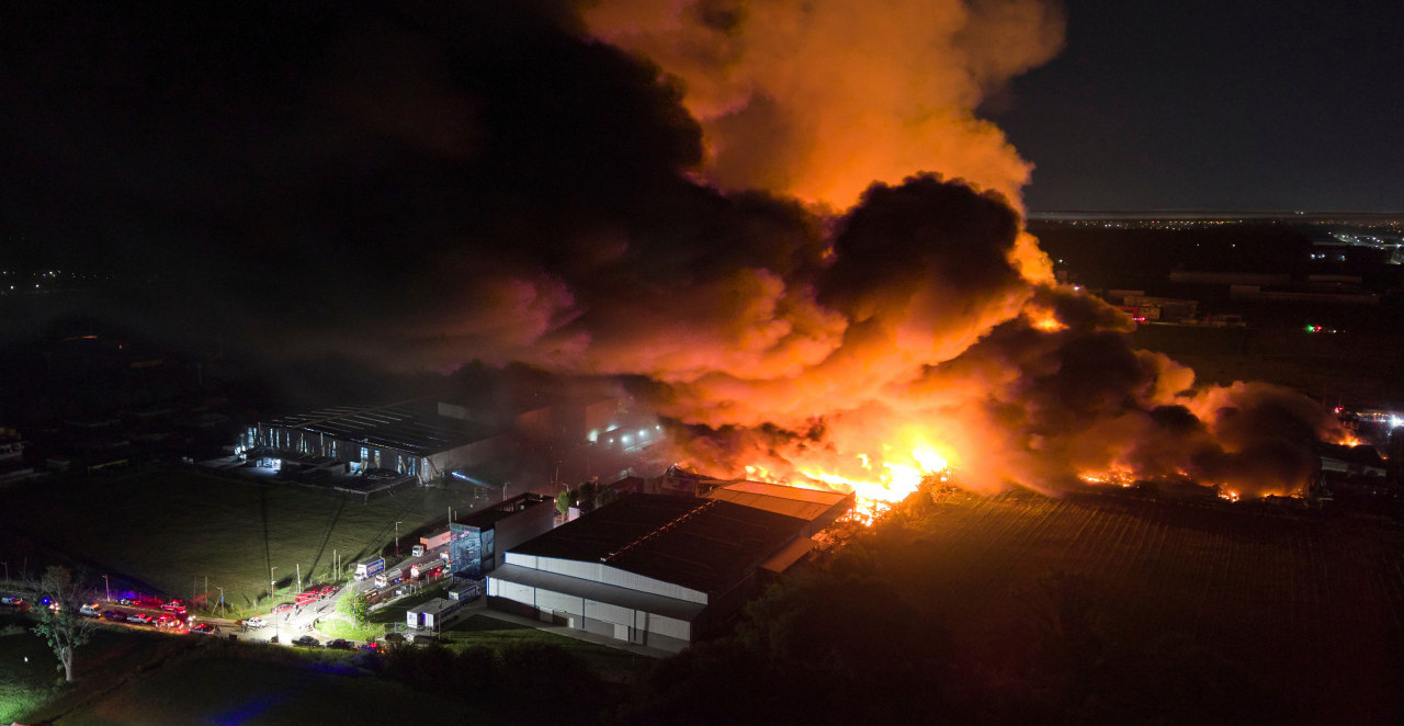 EKSPLOZIJA U BUENOS AJRESU! Desetine povređenih, vatrogasci se i dalje bore sa vatrom, scene su jezive (VIDEO/FOTO)
