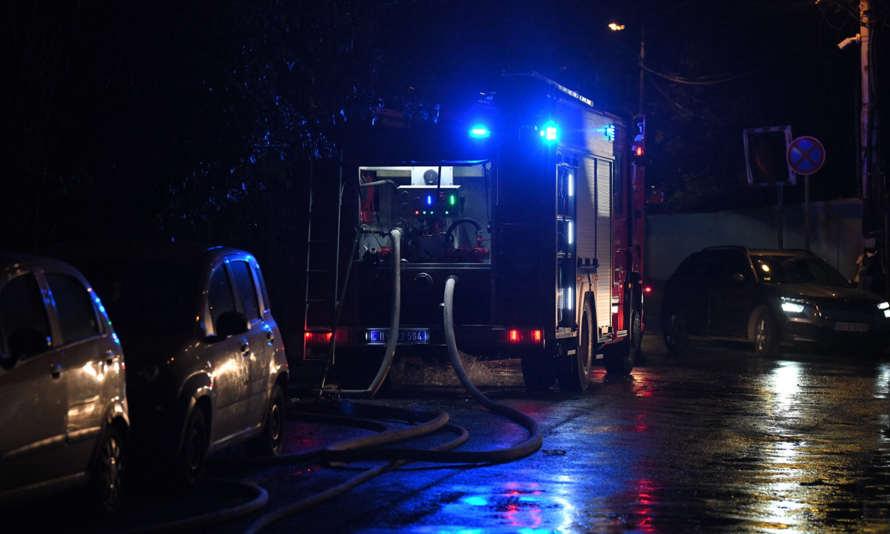 POŽAR NA KROVU ZGRADE U NOVOM SADU Vatrogasi ga lokalizovali, evo snimka sa terena (VIDEO)