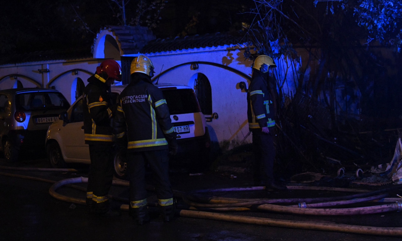 VELIKI POŽAR NA SENJAKU Hitna pomoć prevezla jednu osobu, vatra iz dvorišta išla na automobile i drveće (FOTO)