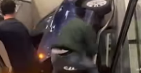 USPANIČILA SE I AUTOM ULETELA NA POKRETNE STEPENICE Posetioci u šoku: "Malopre smo tuda prošli!" (VIDEO)