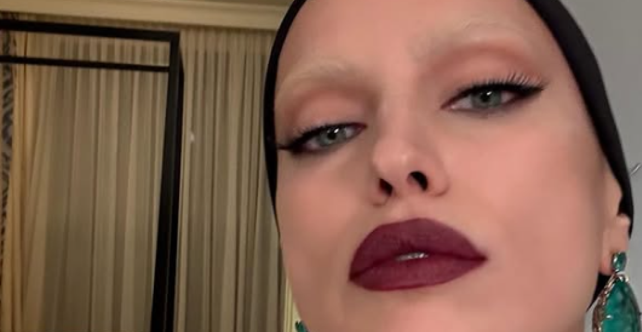 SUPERMODEL NEPREPOZNATLJIVA NA CRVENOM TEPIHU Bele obrve i smaragdne naušnice - da li znate ko je ona? (FOTO)