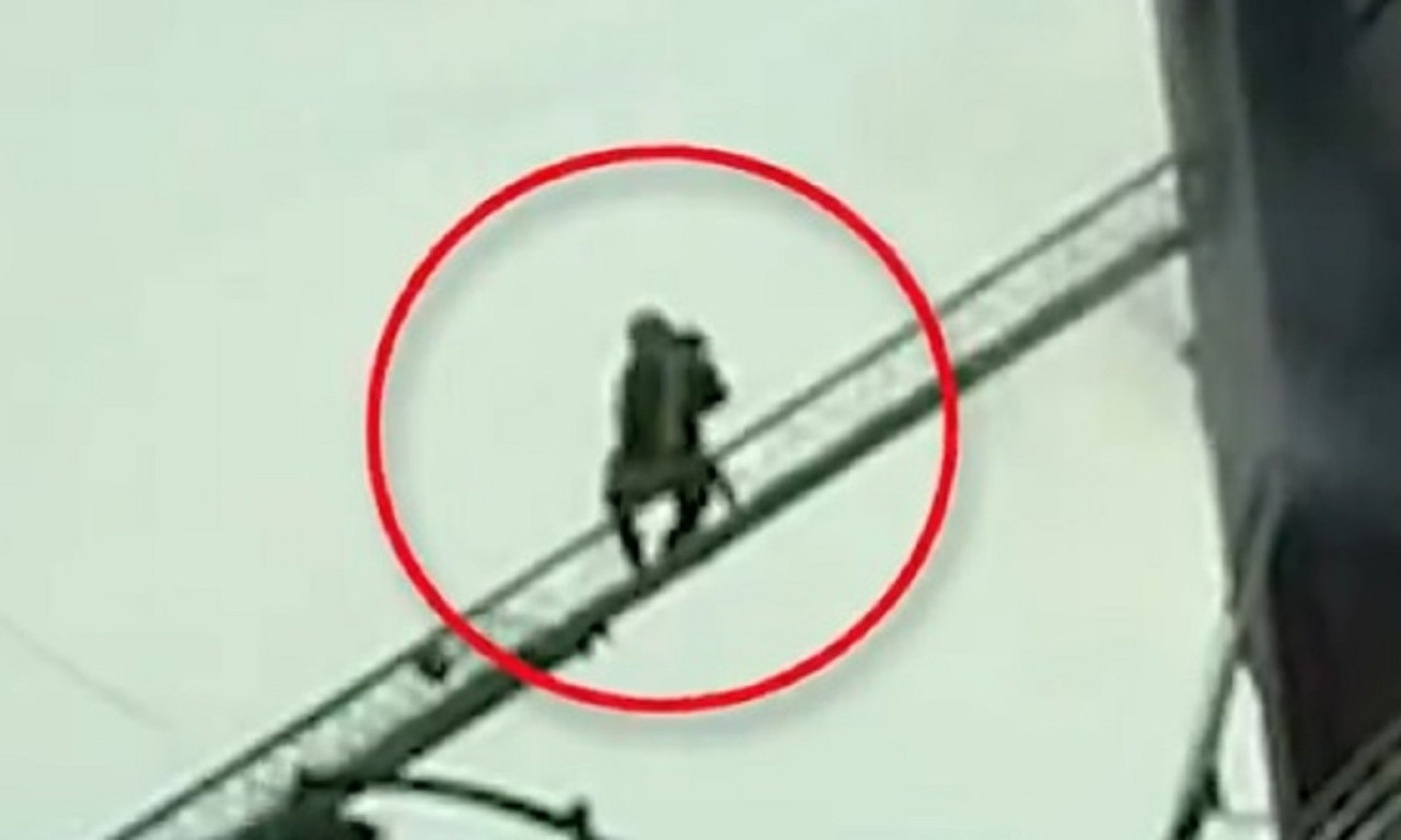 VATROGASAC SPASAO BEBU IZ STANA KOJI JE GOREO Pogledajte herojsku akciju (VIDEO)