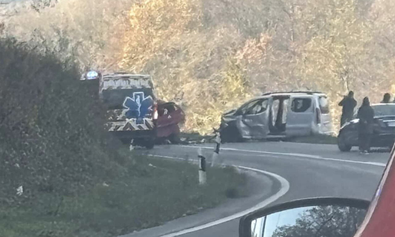 ŽESTOK UDES U OVČARSKO-KABLARSKOJ KLISURI: Vozila uništena, vatrogasci izvlače ljude (FOTO)