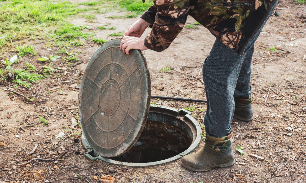 MRTAV ČOVEK PLUTA U SEPTIČKOJ JAMI KOD NOVOG SADA Otkriveno čije je telo!
