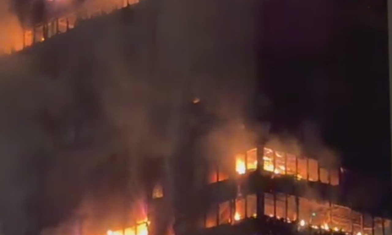 DRAMA U ZAGREBU Vjesnikov soliter gori satima, vatrogasci povučeni iz zgrade, policija tera ljude. Zastrašujući snimci