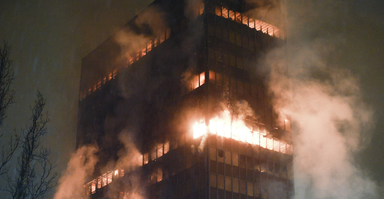 PLANUO NOVI POŽAR NA VJESNIKOVOJ ZGRADI U ZAGREBU Konstrukcija pada na vatrogasce! Pogledajte najnovije snimke (VIDEO)