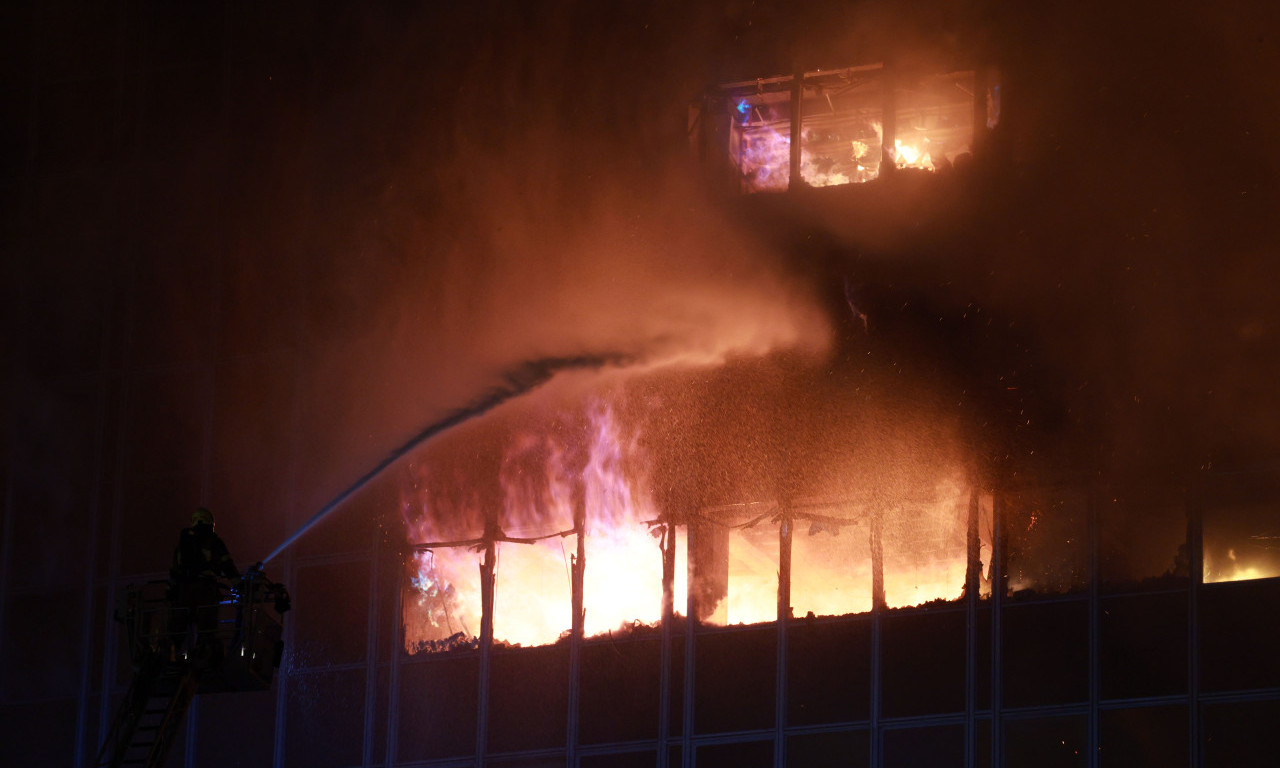 DRAMA U ZAGREBU Vjesnikov soliter gori satima, vatrogasci povučeni iz zgrade, policija tera ljude. Zastrašujući snimci