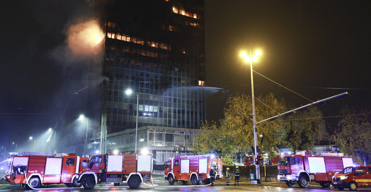 POŽAR U ZAGREBU SE JOŠ RAZBUKTAVA, PRIZORI SU STRAŠNI Evo šta gradonačelnik kaže o uzroku buktinje koja guta Vjesnikov soliter (VIDEO)