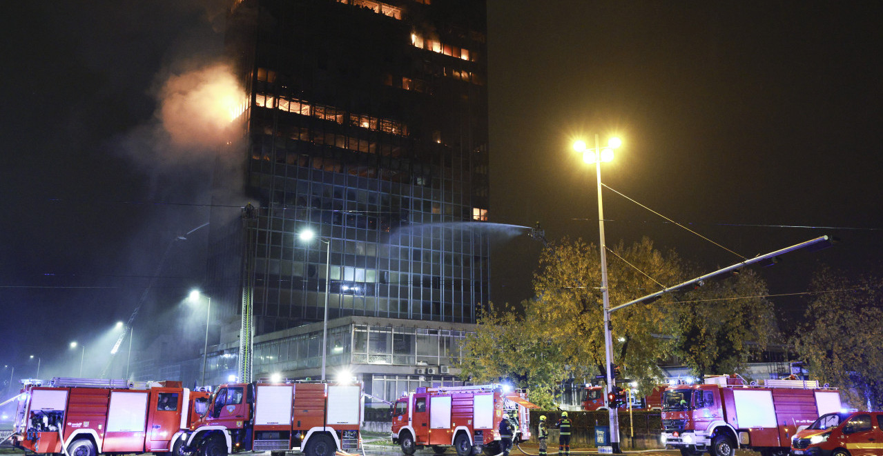 POŽAR U ZAGREBU SE JOŠ RAZBUKTAVA, PRIZORI SU STRAŠNI Evo šta gradonačelnik kaže o uzroku buktinje koja guta Vjesnikov soliter (VIDEO)