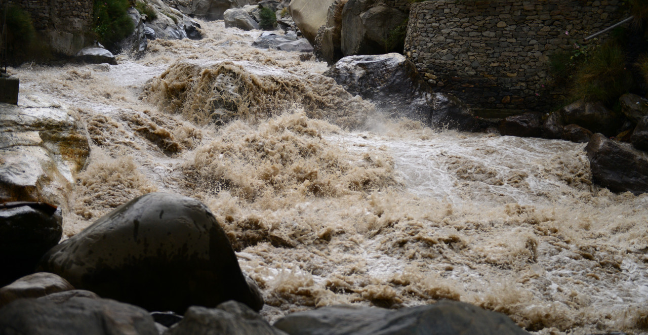 BUJICA NAPRAVILA KATAKLIZMU NA JUGU SRBIJE: Put se raspada pred vozačima (FOTO)