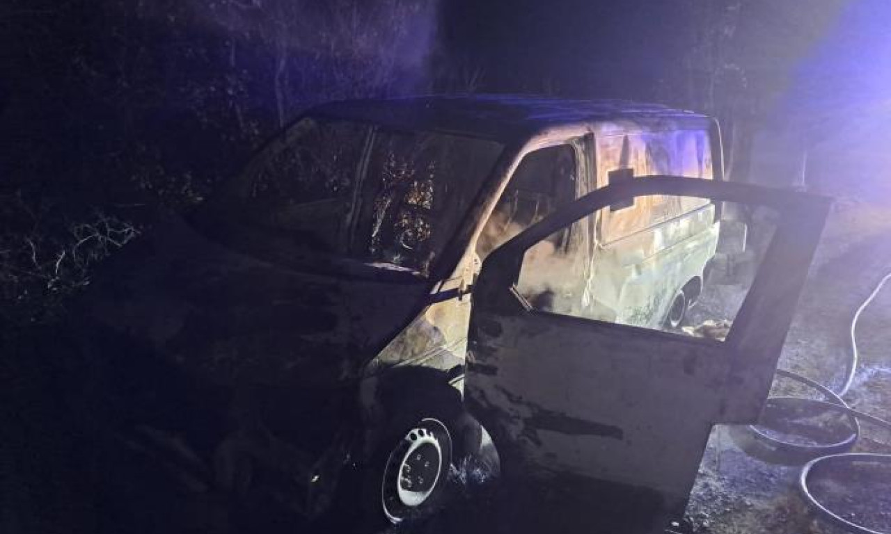 PRVE SLIKE ZAPALJENOG VOZILA PLJAČKAŠA U RAŠKOJ: Koristili staru šemu, odneli 2 miliona - policija na nogama! (FOTO)