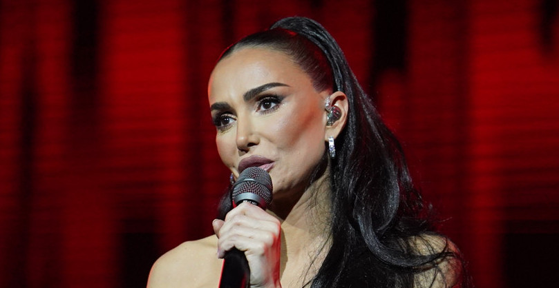 EMINA JAHOVIĆ NA BINI U "GAĆE PANTALONAMA": Evo šta je isplivalo iznad pojasa i zašto svi gledaju u taj detalj! (FOTO)