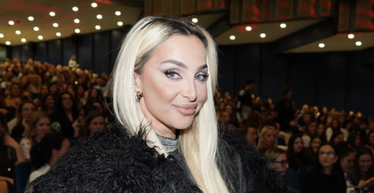 "PORODICA JE IZNAD SVEGA, ALI SE NE POVLAČIM!" Maja Berović otvorila dušu o majčinstvu i zdravlju: Evo šta je čeka u 2026. godini!