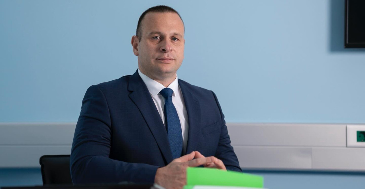 DOKTOR ĐAJIĆ SMENJEN ZBOG KOKAINA Vlada imenovala novog direktora UKC, uglednog kardiohirurga Nikolu Šobota