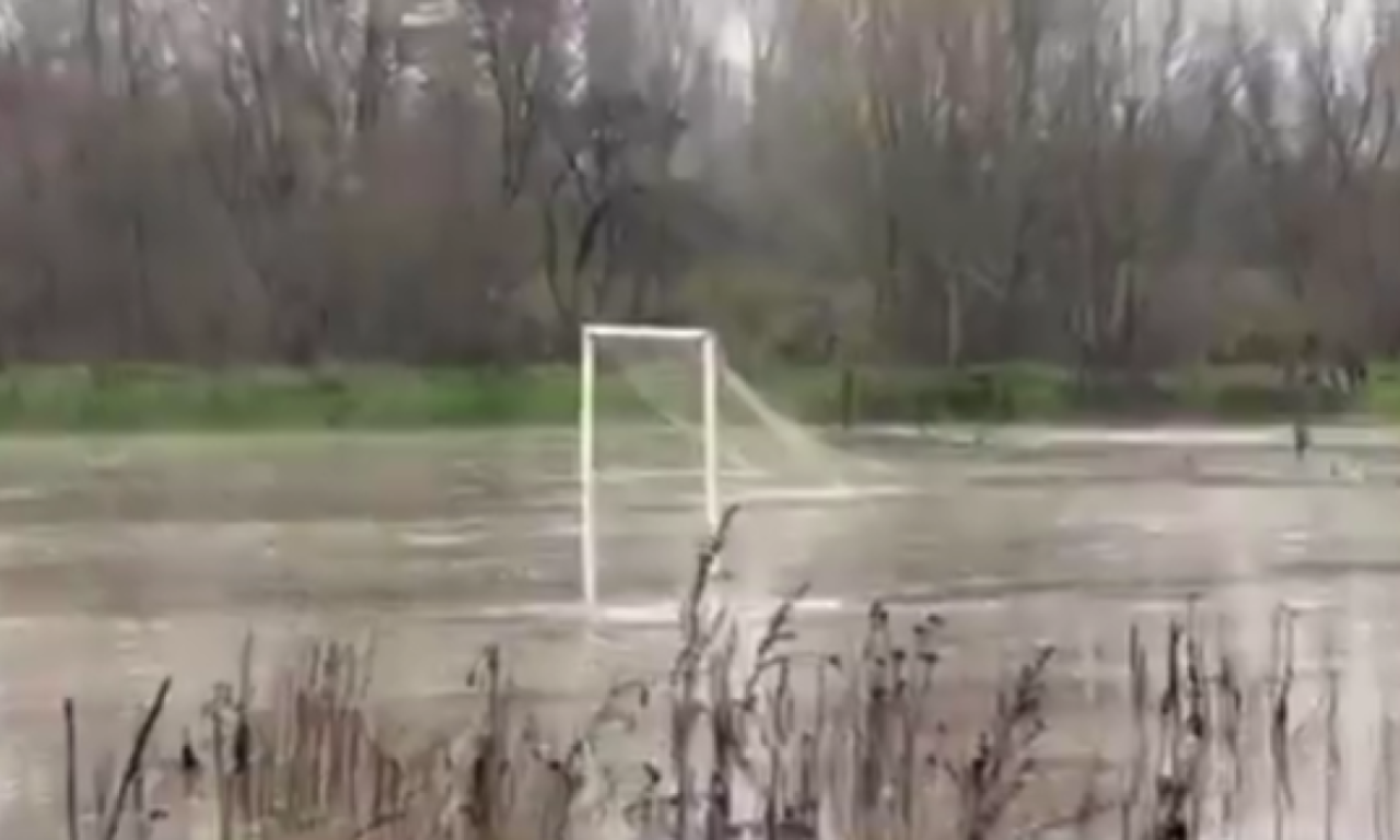 STADION POD VODOM Obilne padavine na jugu Srbije, opasnost od poplava na jenjava, oglasili se nadležni (VIDEO)