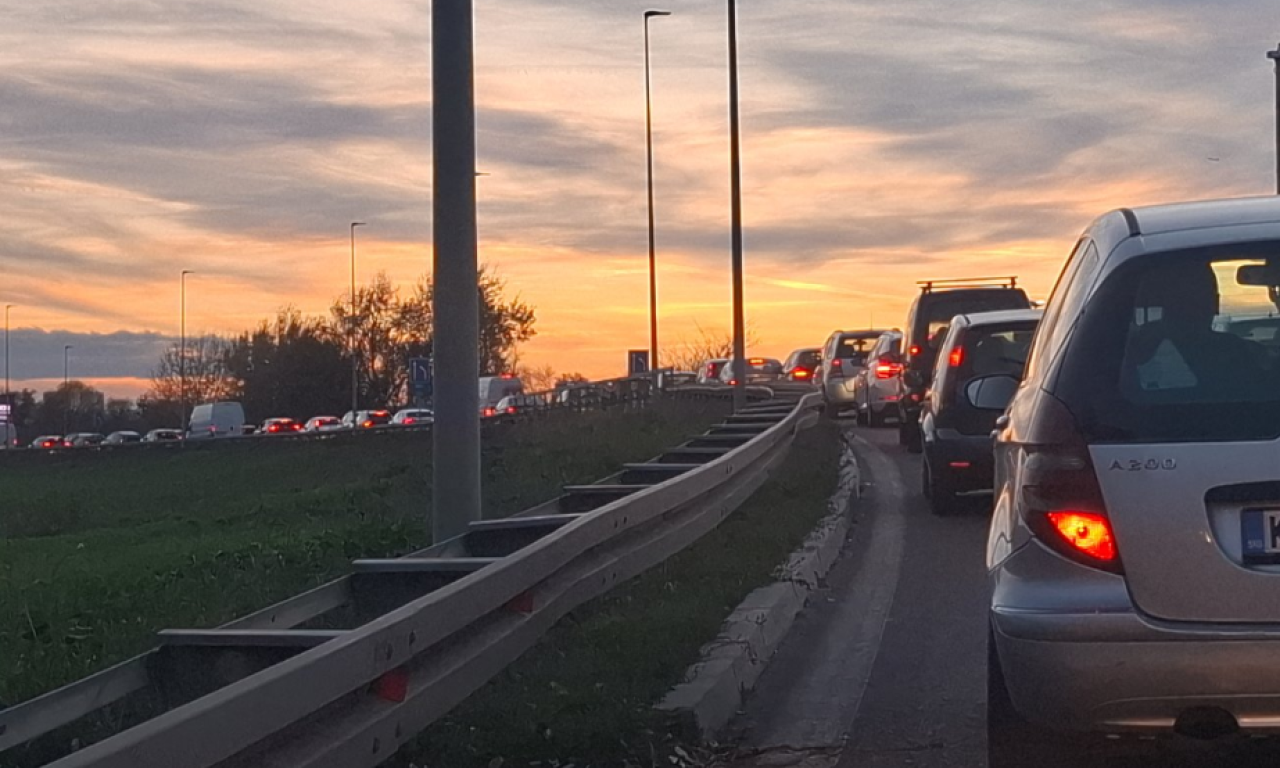 POTPUNI ZASTOJI U BEOGRADU Na Pančevačkom mostu vozila mile, u špicu i kola Hitne pomoći - evo gde je još gužva (FOTO)