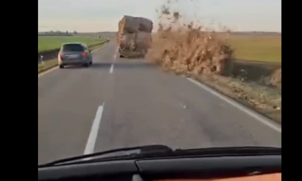 SA PRIKOLICE U SEKUNDI PAO TERET: Srećom nema povređenih, ali je za dlaku sve izbegnuto (VIDEO)