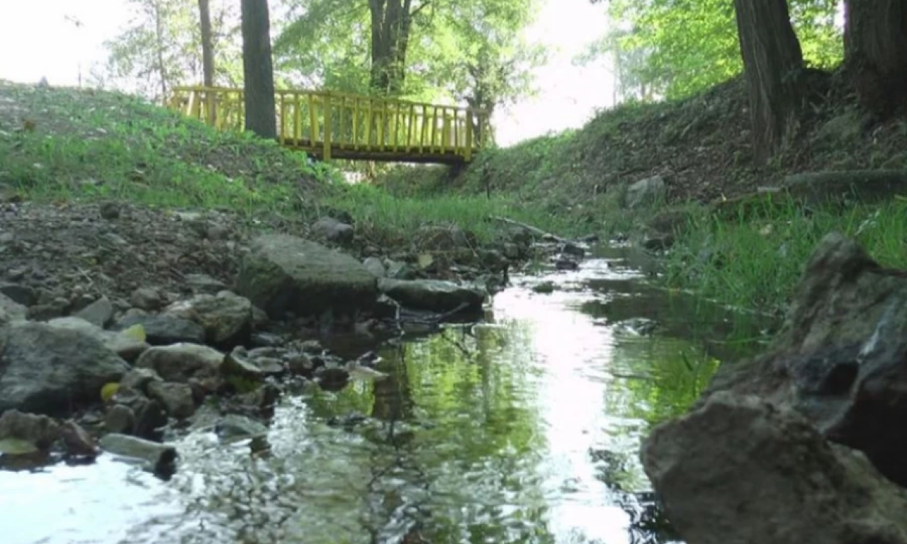 MIRIŠE NA POKVARENA JAJA, ALI LEČI MNOGE BOLESTI Nadomak Čačka sakrila se banja za koju kažu da je bolja od Karlovih Vari