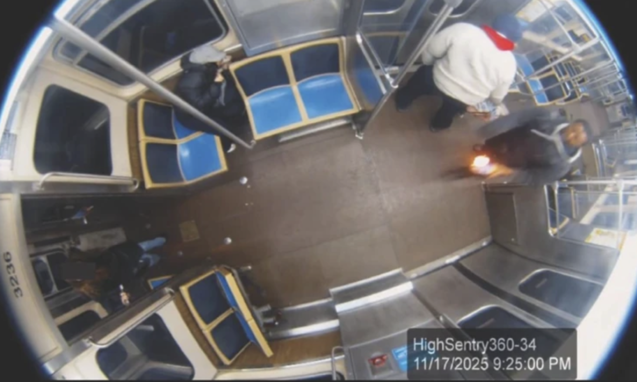 UZNEMIRUJUĆE! POLIO DEVOJKU BENZINOM I ZAPALIO Horor u vozu u Čikagu, monstrum vikao: "Gori, ku**o!" (VIDEO)