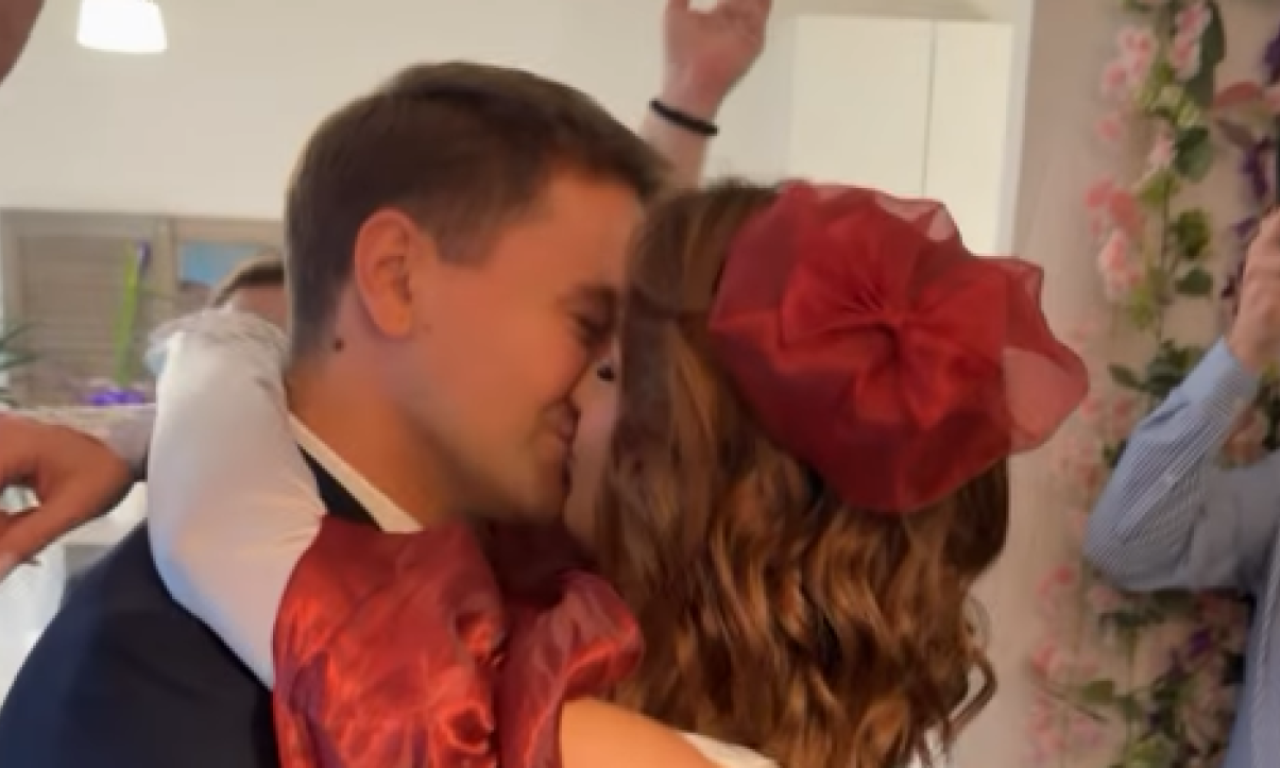 LUKA RACO SE OŽENIO KOLEGINICOM NINOM MRĐOM: Mlada zablistala u venčanici sa crvenim detaljima (FOTO)