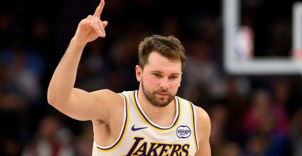 KAKAV DŽEK! LUKA DONČIĆ KUPIO 103 POKLONA! Slovenac častio ceo kolektiv Lejkersa za praznike (VIDEO)