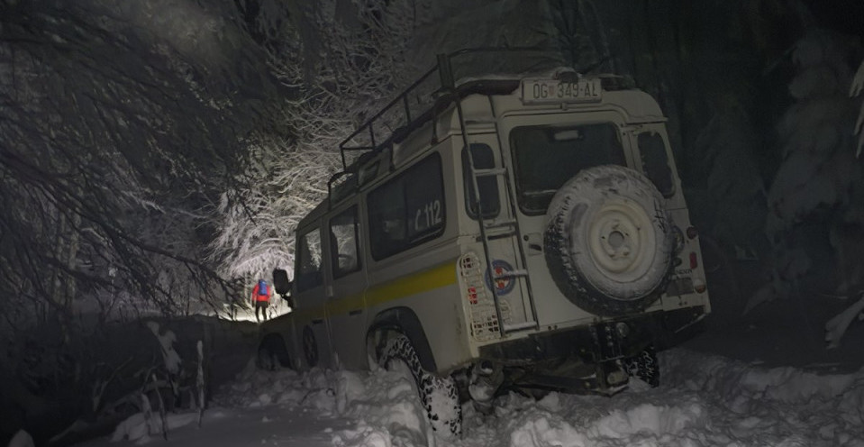 PLANINARI ŠEST SATI ZAGLAVLJENI U DUBOKOM SNEGU Drama na Belim stenama kakva se ne pamti  (FOTO)