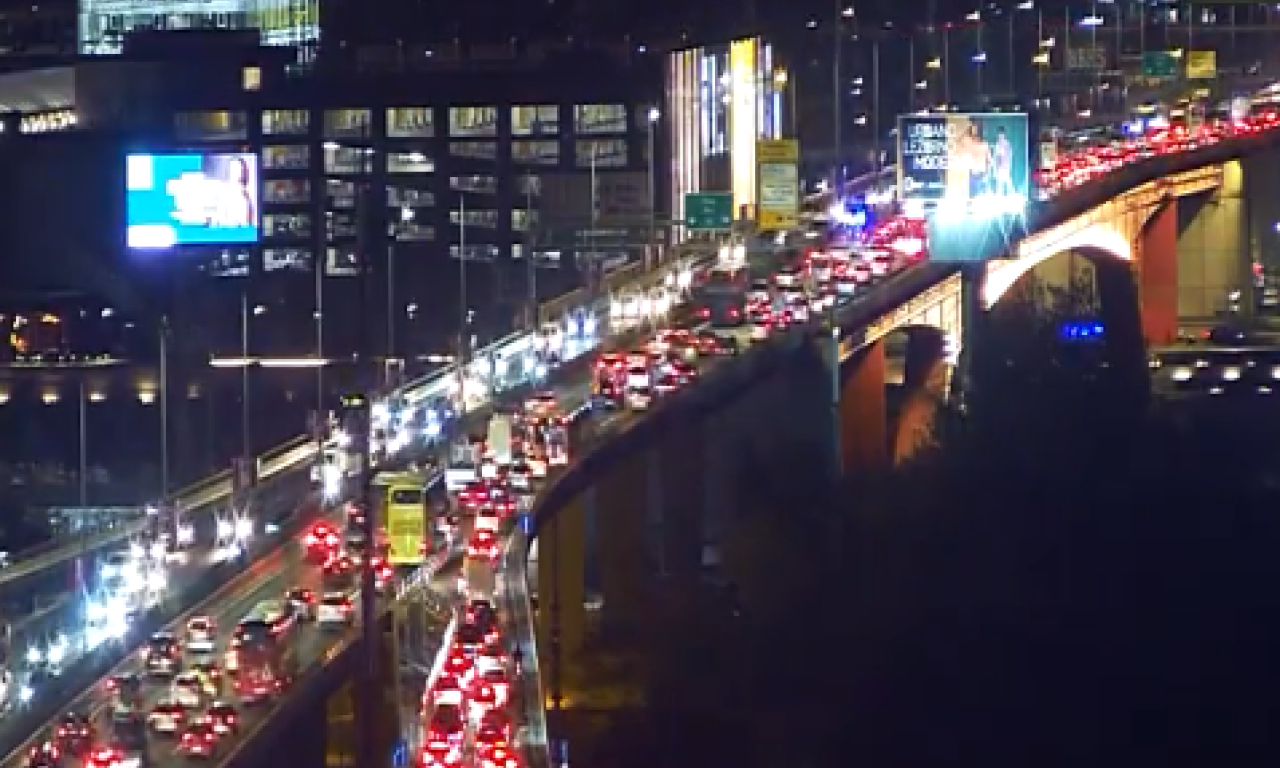 POPODNEVNI ŠPIC NAPRAVIO HAOS Gužve na ključnim saobraćajnicama u Beogradu - evo gde je najkritičnije (FOTO)